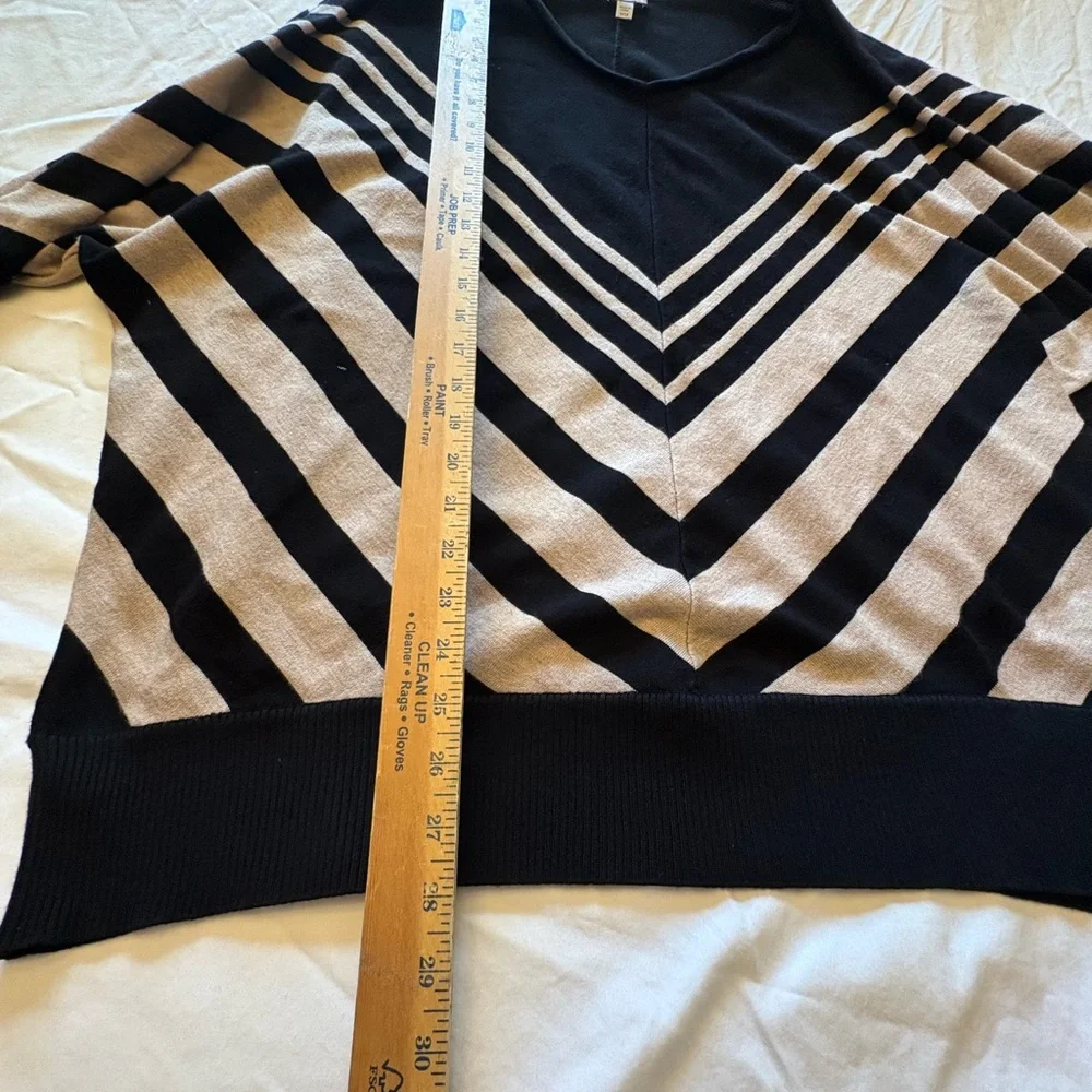 Avenue Plus Size 26/28 Black Tan Chevron Knit Top V Neck - Picture 6 of 7